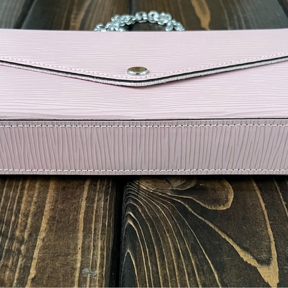EUC Louis Vuitton Epi Pochette Felice. Rose Ballerine. Silver removeable chain. - Picture 6 of 16